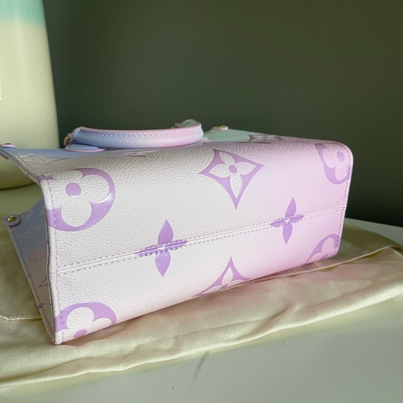 Louis Vuitton Sunrise Pastel Onthego PM - Picture 4 of 13